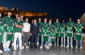 Η ομάδα με τις νέες φανέλες στην Ακρόπολη